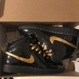 Jordan 1 Sneaker - Black and Gold